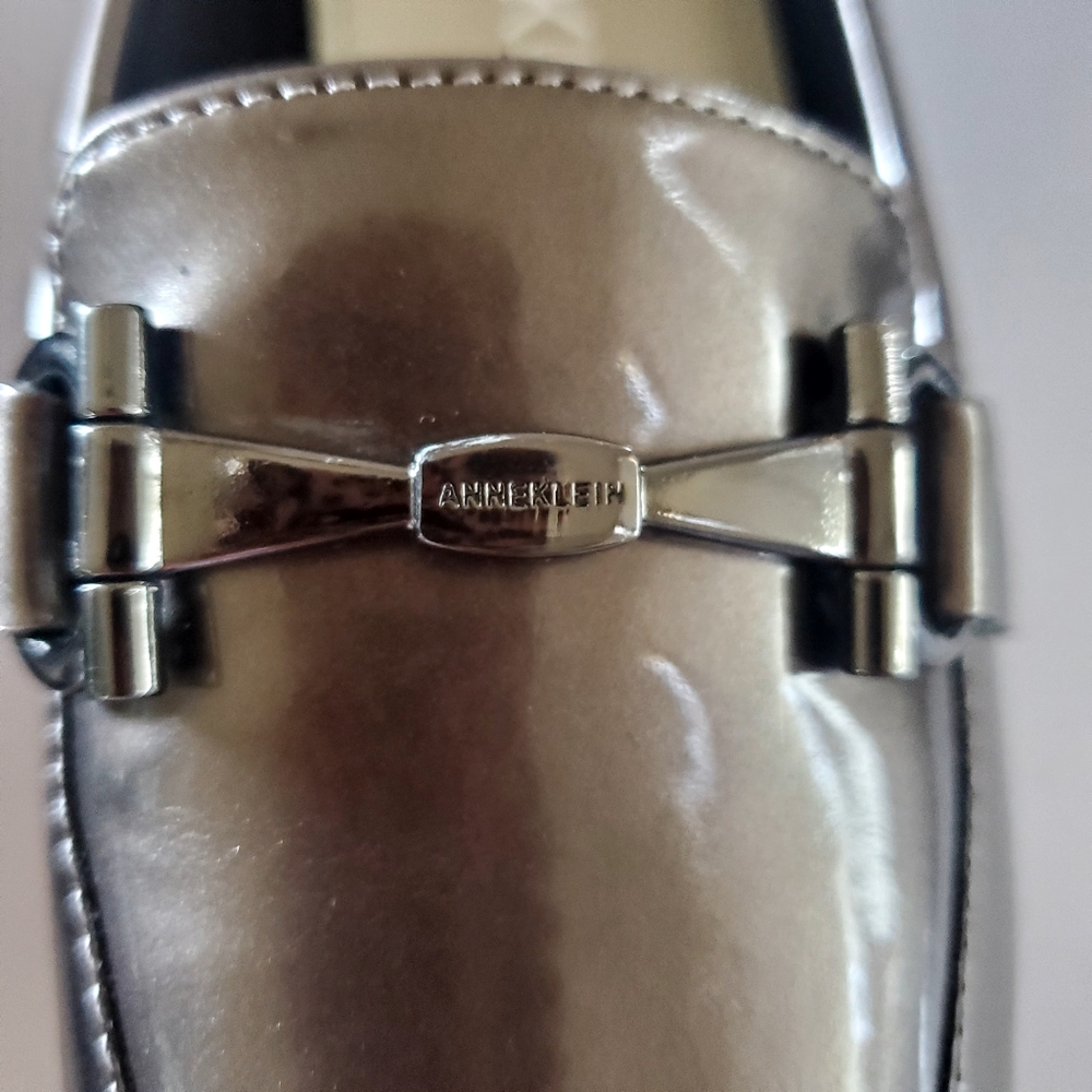 Anne Klein Size 5.5 M LALITA Smoke Patent Wedge Heel Loafers Metallic - Picture 7 of 7